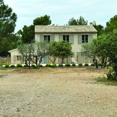 maison neuve et dépendances